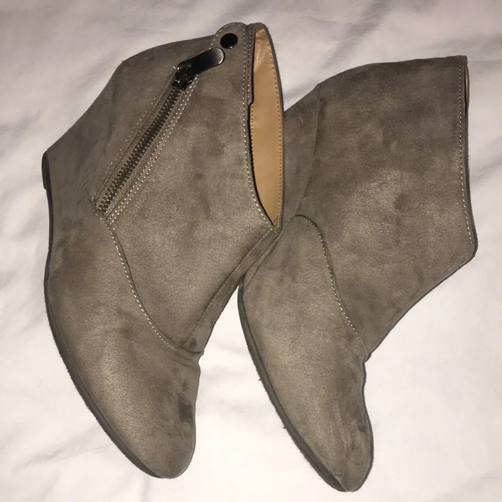 CL by Laundry Stylish Taupe Wedge Ankle Boots 8 38.5